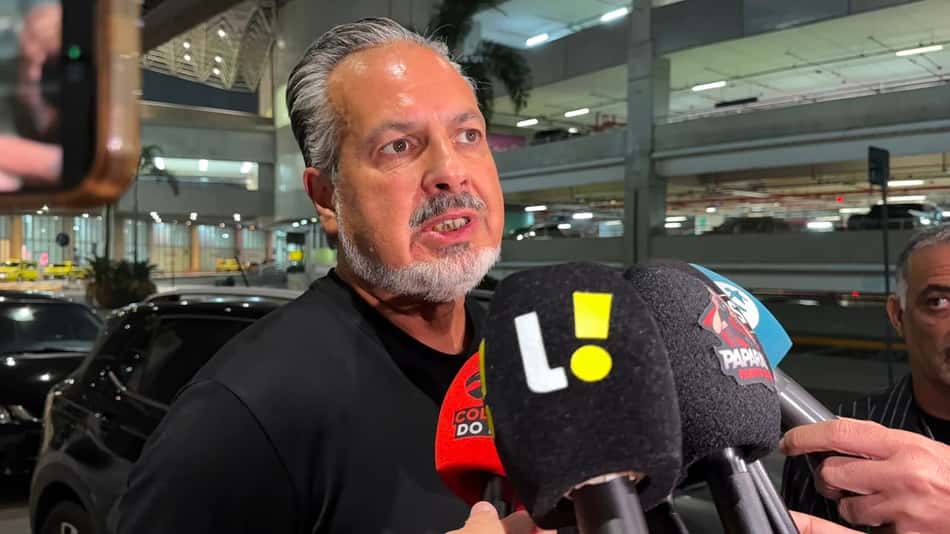 José Boto cercado de microfones em entrevista no Galeão