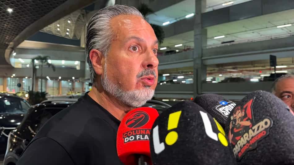José Boto cercado de microfones em entrevista no Galeão