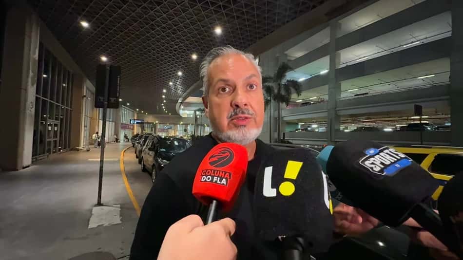 José Boto cercado de microfones em entrevista no Galeão