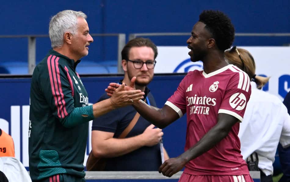Mourinho defende Vini Jr. e faz alerta à arbitragem espanhola