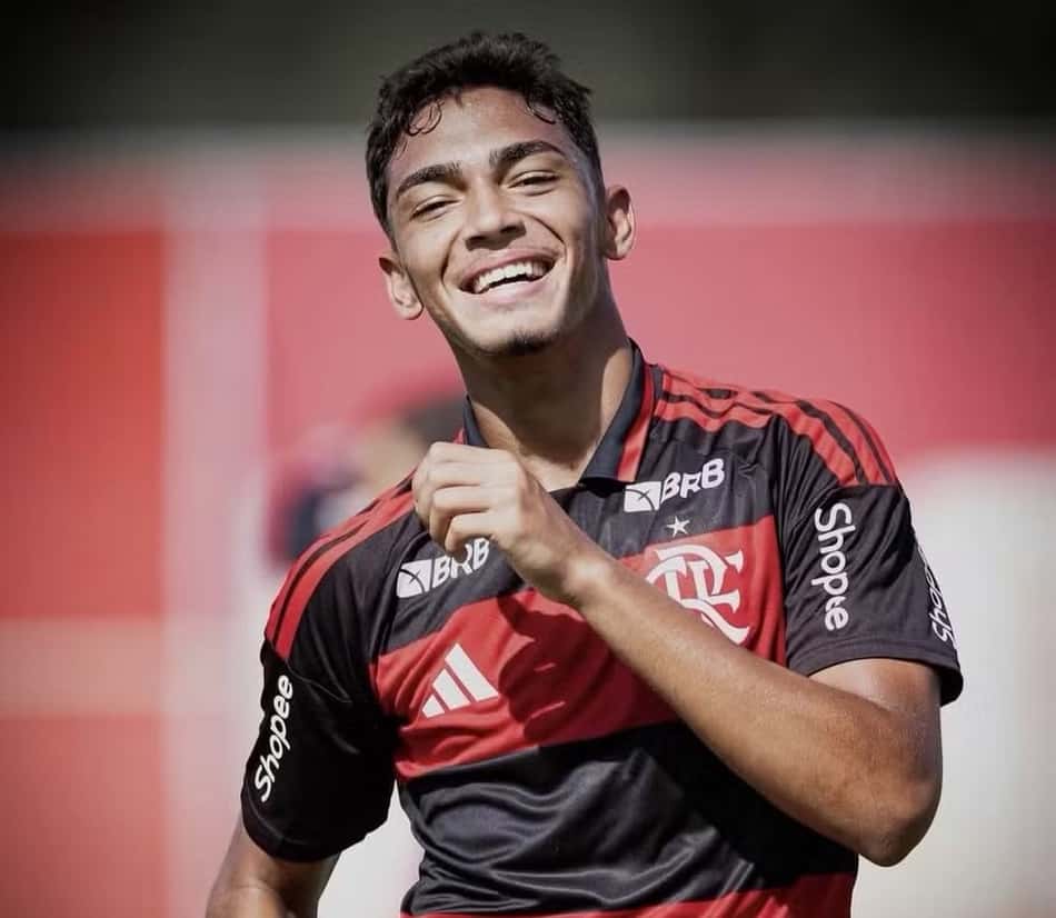 Josmar durante partida do Flamengo na base