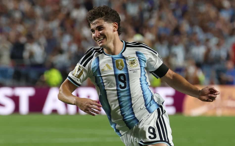 Julián Álvarez comemora gol da Argentina sobre a Suíça, na Copa do Mundo