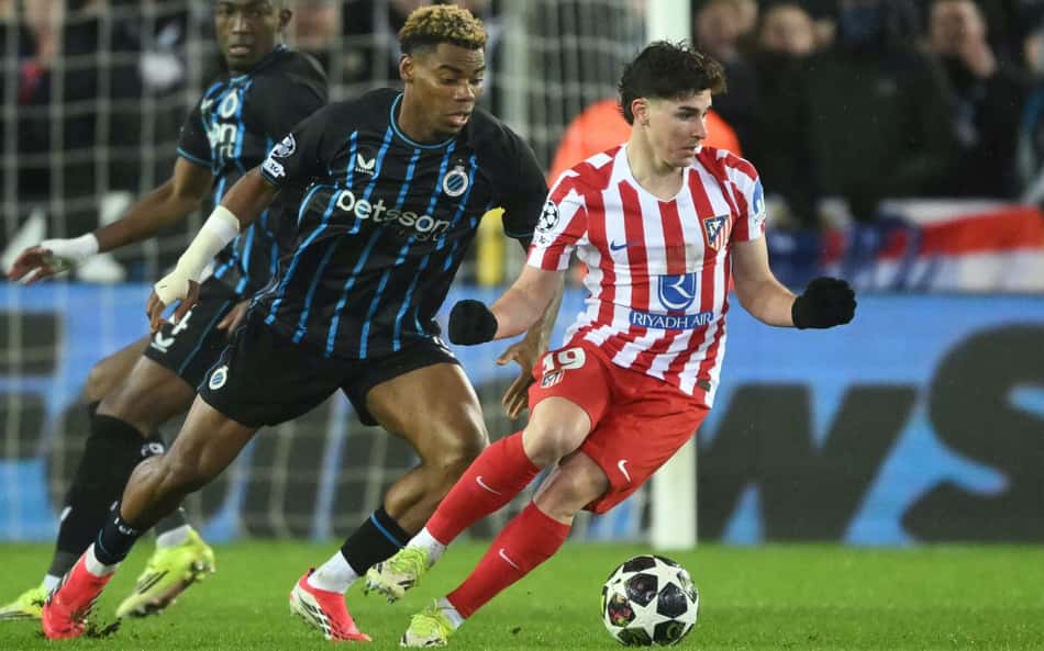 Julián Álvarez é marcado por Onyedika em Club Brugge x Atlético de Madrid, pela Champions League