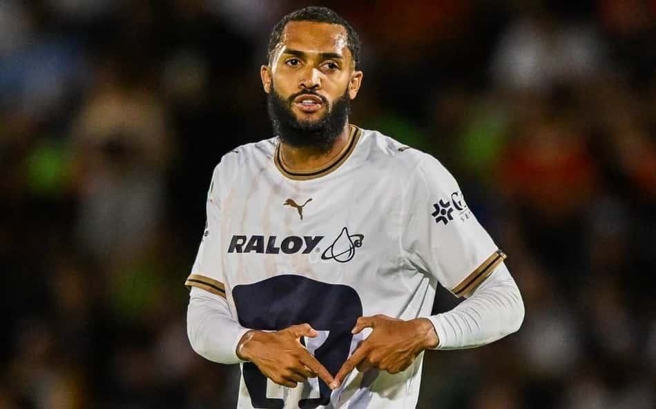 Juninho faz sua comemoração com as mãos