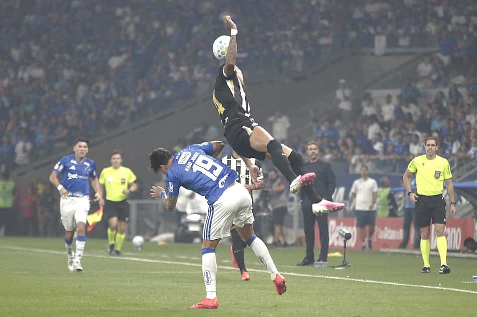 Ruan precisou ser substituído após choque com Kaio Jorge (Foto: Evandro Oliveira/Onzex Press e Imagens/Folhapress)