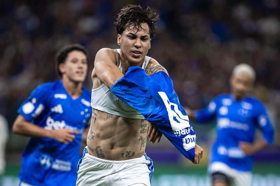 Kaio Jorge tira a camisa do Cruzeiro para comemorar gol contra a Chapecoense na Copa do Brasil