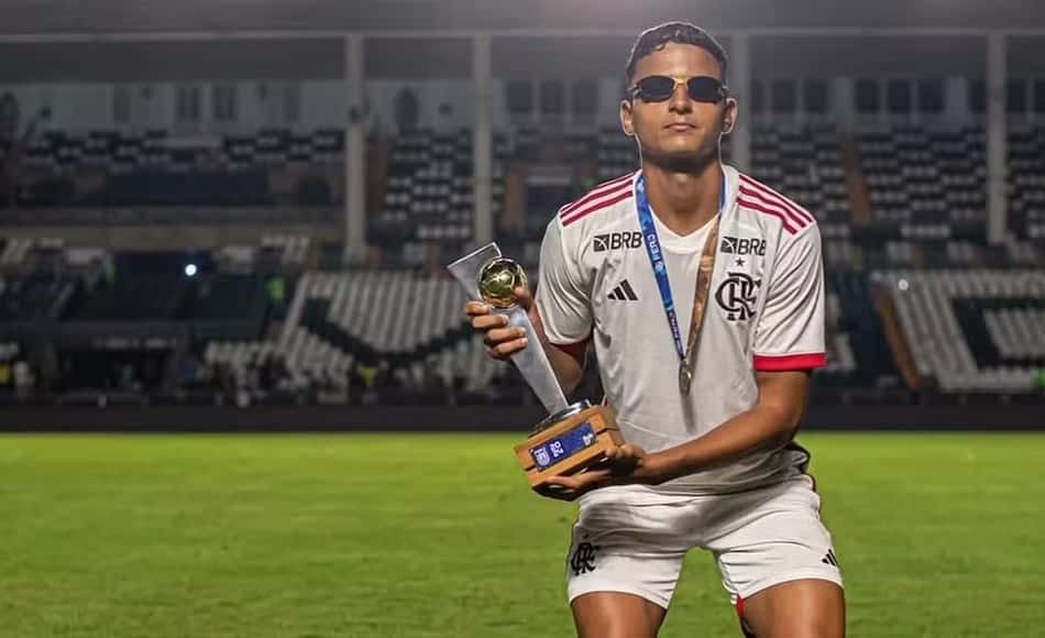 Kaio Nobrega com a camisa do Flamengo
