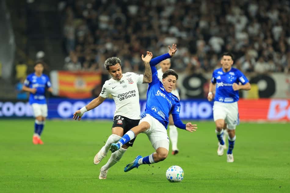 Kaio César em disputa com jogador do Cruzeiro em jogo pelo Brasileirão