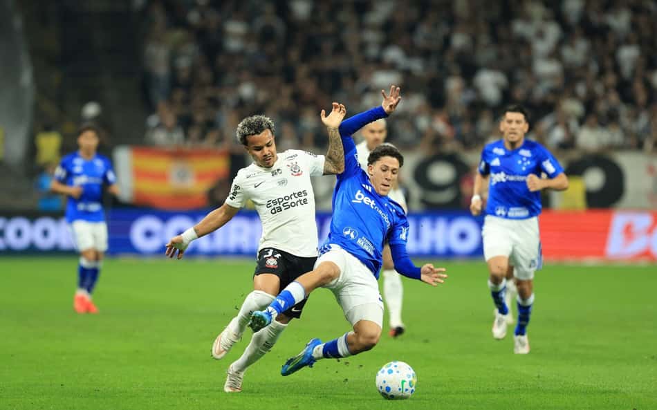 Kaio César em disputa com jogador do Cruzeiro em jogo pelo Brasileirão