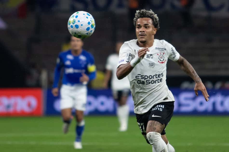 Kaio César tenta o domínio da bola no confronto entre Corinthians e Cruzeiro