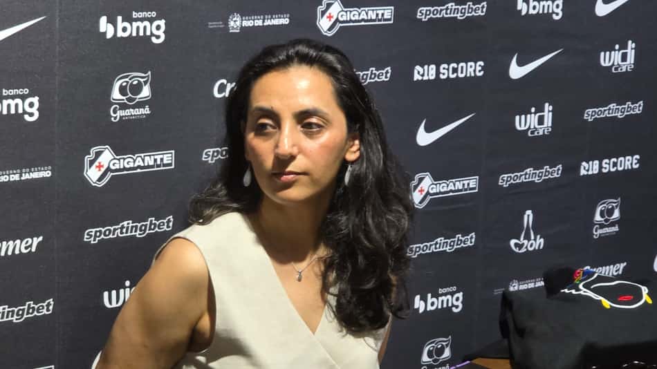 Khalida Popal na frente de um background com marcas parceiras do Vasco