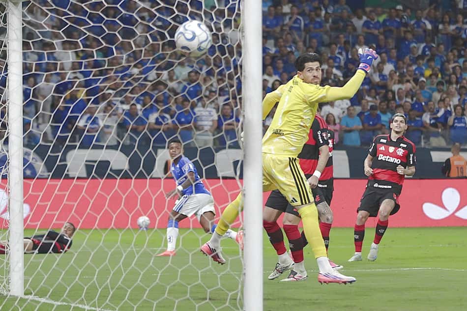 Jogadores do Flamego e Cruzeiro olhando para a bola entrando no gol de Rossi