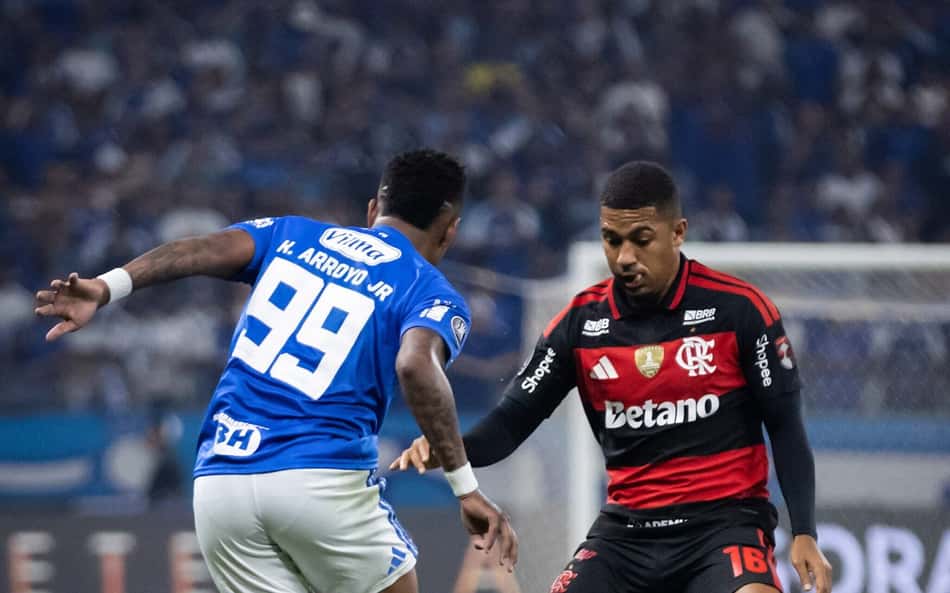 Arroyo driblando Samuel Lino em Cruzeiro x Flamengo na Libertadores