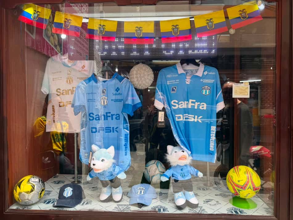 Loja esportiva com camiseta do Macará na vitrine, em Ambato. (Foto: Juliana Yamaoka/ Lance!)