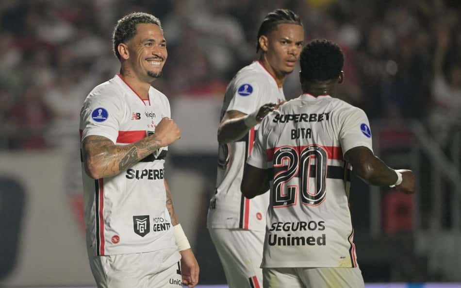 Luciano, comemorando com os companheiros de São Paulo