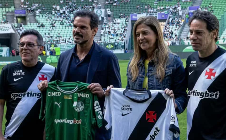 Da direita para a esquerda: Mário Junqueira, da Almirante S.A, Admar Lopes, Leila Pereira e Marcos Lamacchia posam para foto com Leila Pereira no estádio do Palmeiras