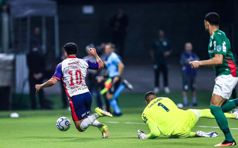 O lance de possível pênalti para o Cerro Porteño em partida contra o Palmeiras no Nubank Parque, pela Libertadores
