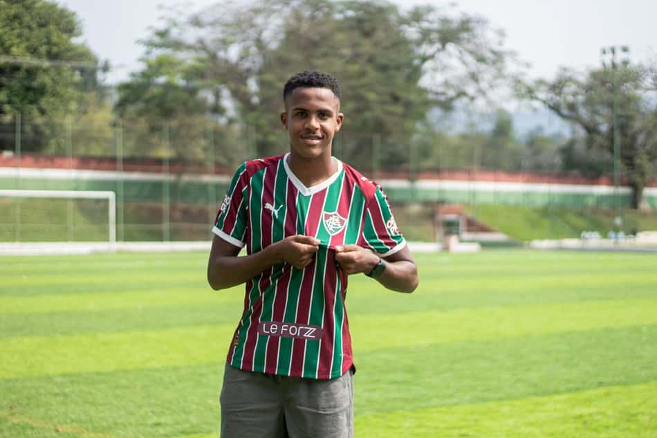 Lateral-direito Isaque, da base do Fluminense