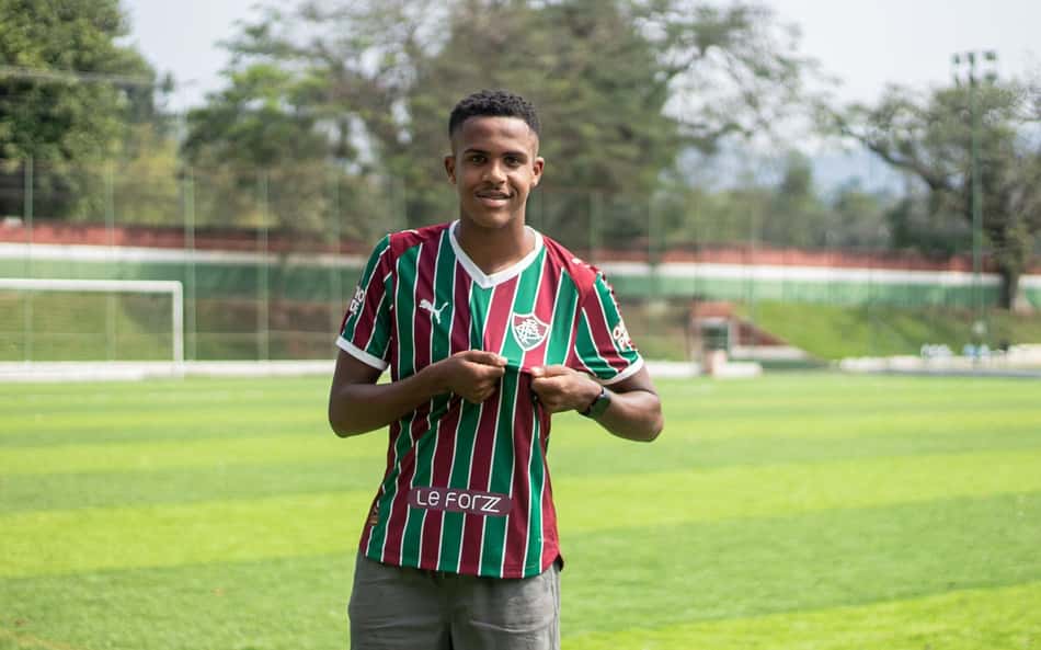 Lateral-direito Isaque, da base do Fluminense