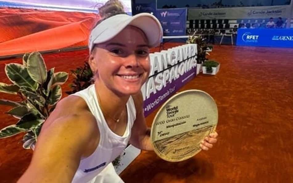 Laura Pigossi sorri com o troféu conquistado na Espanha