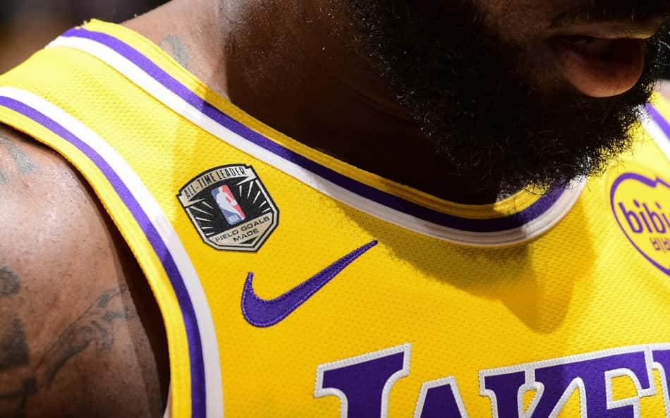 Detalhe do patch de líder histórico em arremessos convertidos na camisa de LeBron James, do Lakers, antes de jogo contra o Bulls, em 12 de março de 2026 (Foto: Adam Pantozzi/NBAE/Getty Images/AFP)