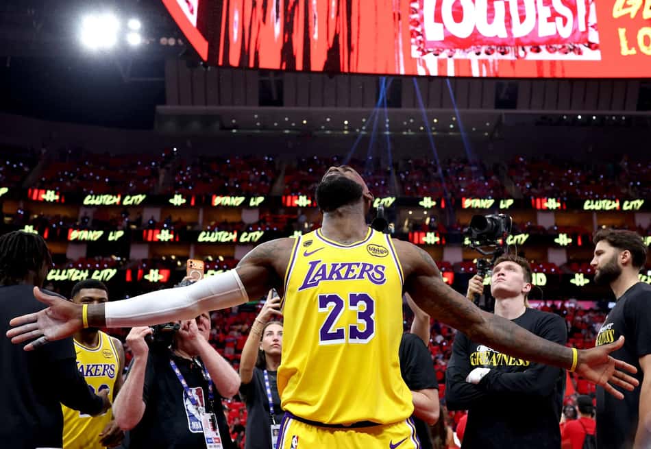 LeBron James, do Lakers, faz gesto durante ritual pré-jogo contra o Rockets pela primeira rodada dos playoffs (Foto: Kenneth richmond/Getty images/Afp)