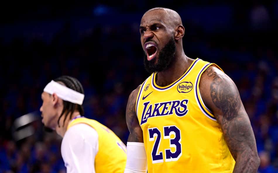 LeBron James em ação na semifinal da Conferência Oeste da NBA 2025/26 (Foto: JOSHUA GATELEY / GETTY IMAGES)