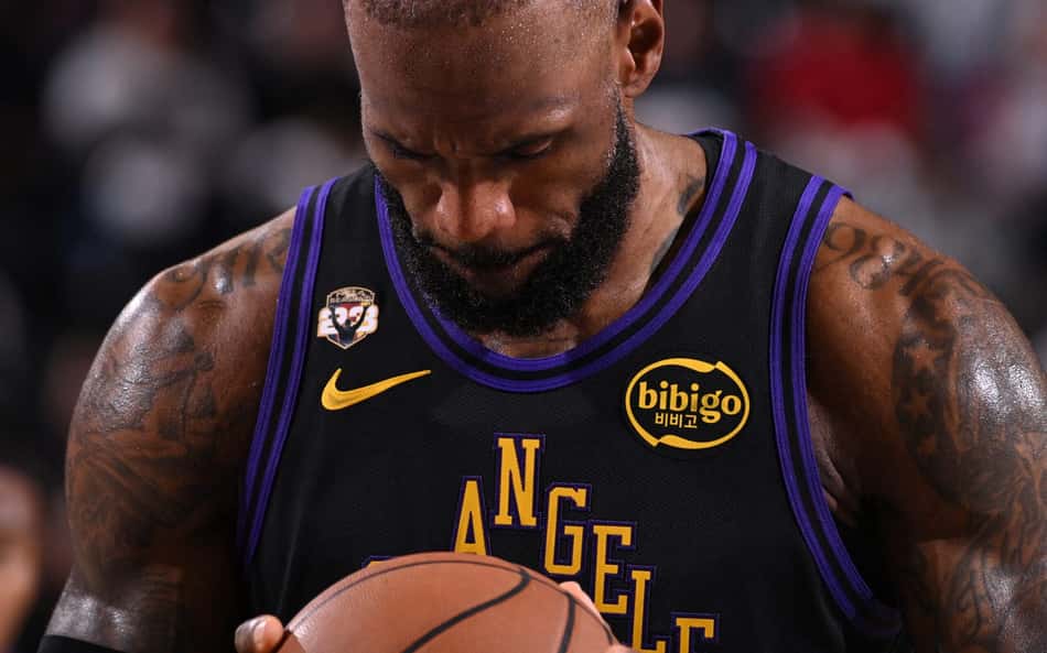 Infinito para um rei, finito para um humano: LeBron desafia os limites do corpo aos 41