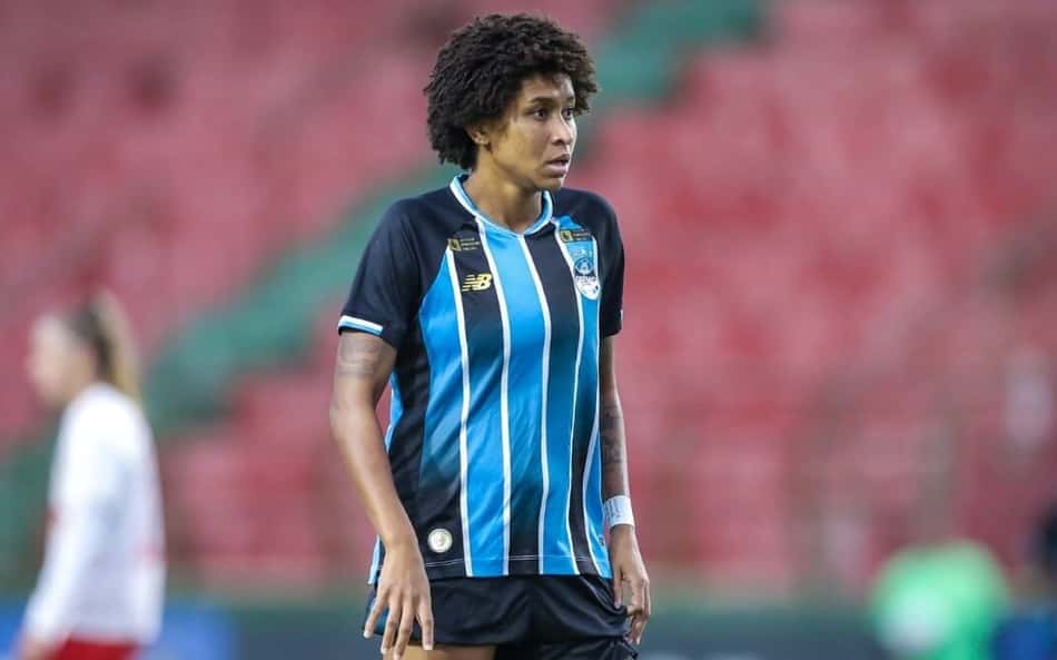 Leidiane em pé com camisa do Grêmio