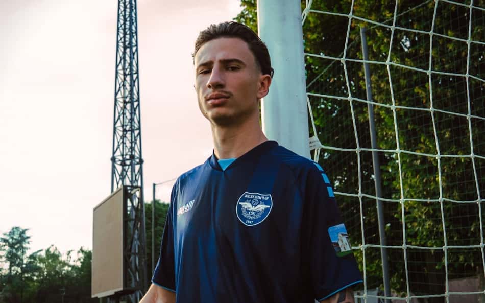 Léo Agostinho posa para foto com a camisa do Železničar Pančevo