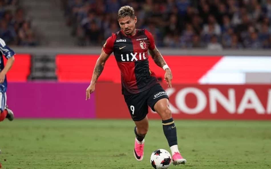 Léo Ceará conduzindo a bola com a perna esquerda