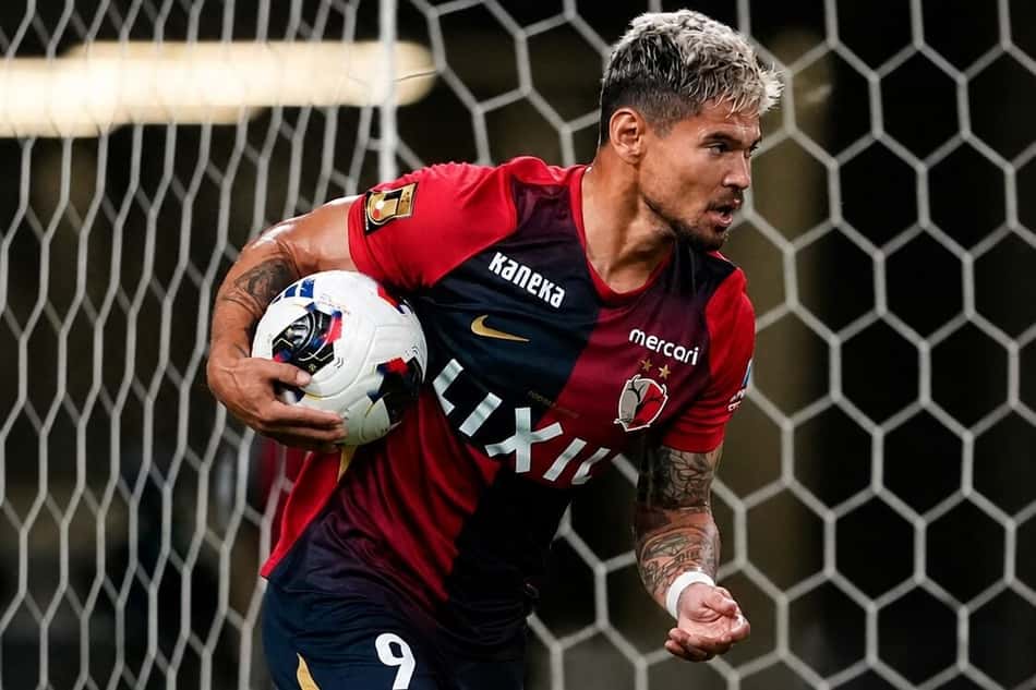Léo Ceará comemorando gol correndo com a bola na mão