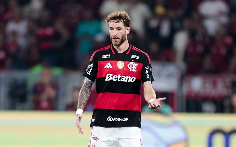 Léo Pereira com a bola nos pés durante duelo entre Flamengo e Cruzeiro no Maracanã