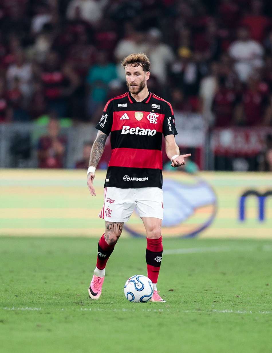 Léo Pereira com a bola nos pés durante duelo entre Flamengo e Cruzeiro no Maracanã