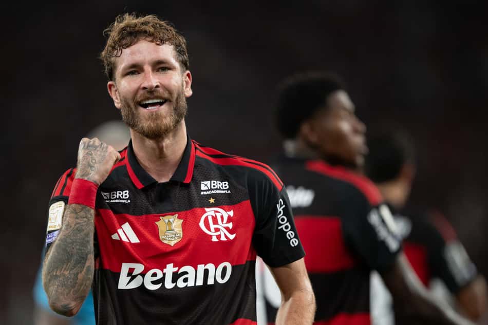 Léo Pereira celebra gol contra o São Paulo
