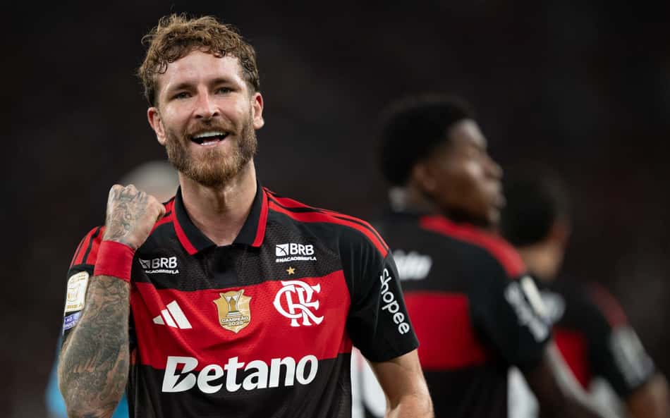 Léo Pereira celebra gol contra o São Paulo