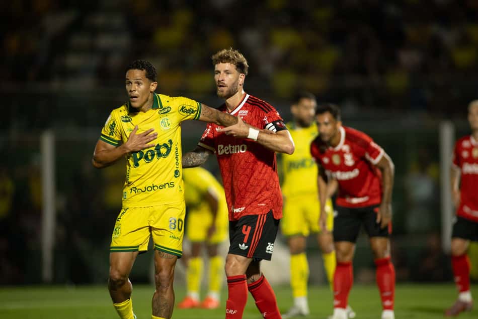Léo Pereira na marcação do jogador do Mirassol no Maião