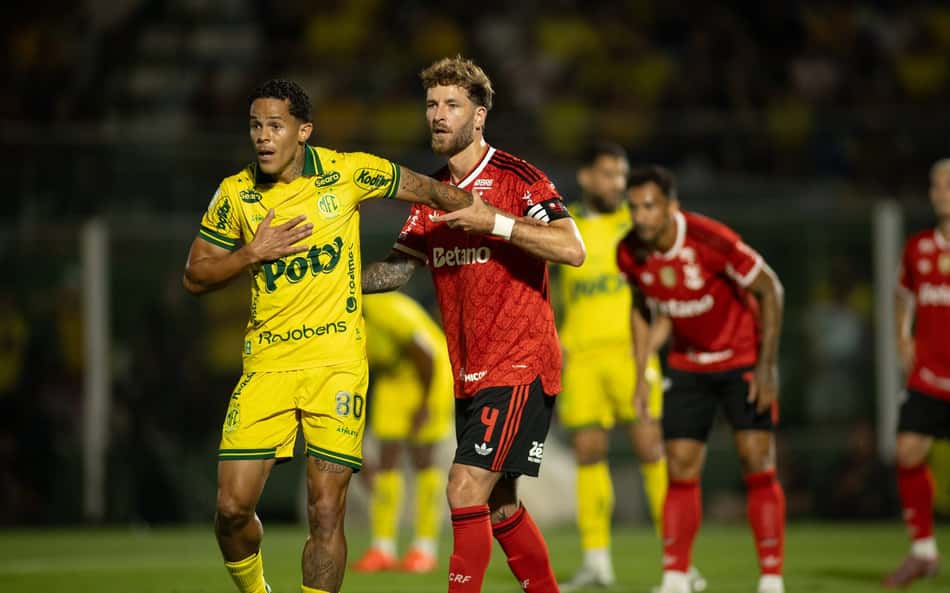 Léo Pereira na marcação do jogador do Mirassol no Maião