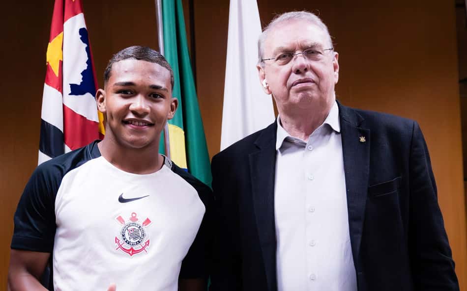 Osmar Stabile acompanha a assinatura do primeiro contrato profissional de Léo Rodrigues com o Corinthians