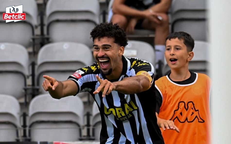 Léo Santos comemorando, apontando para frente sorrindo