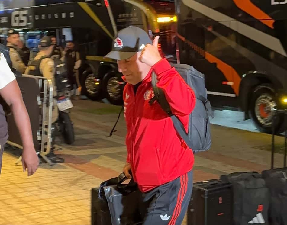 Leonardo Jardim em chegada em Belo Horizonte