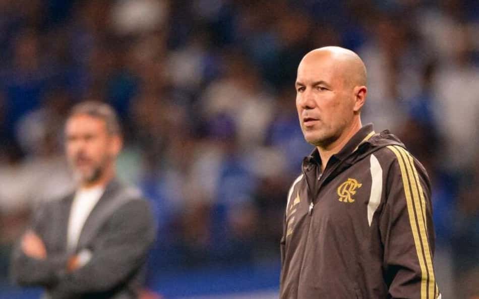 Leonardo Jardim à beira do campo durante duelo entre Flamengo e Cruzeiro