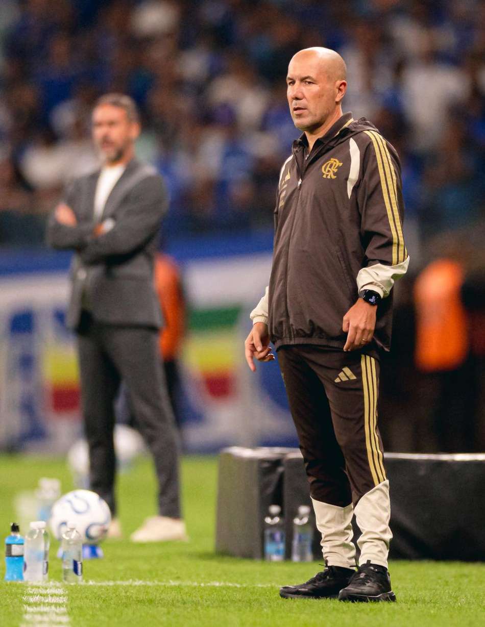 Leonardo Jardim à beira do campo durante duelo entre Flamengo e Cruzeiro