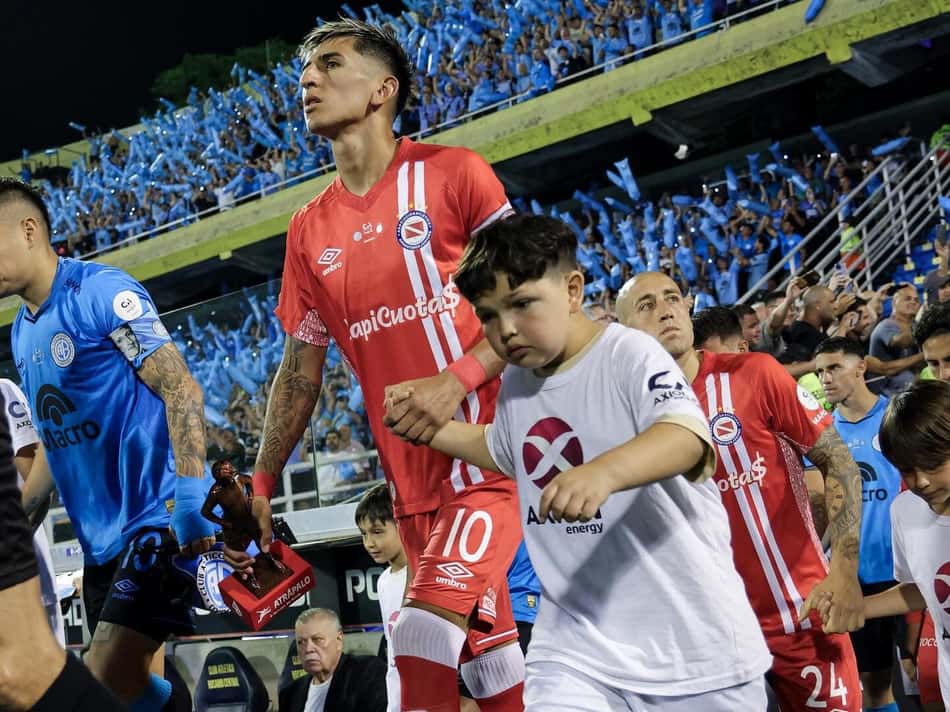 Alan Lescano entrando em campo