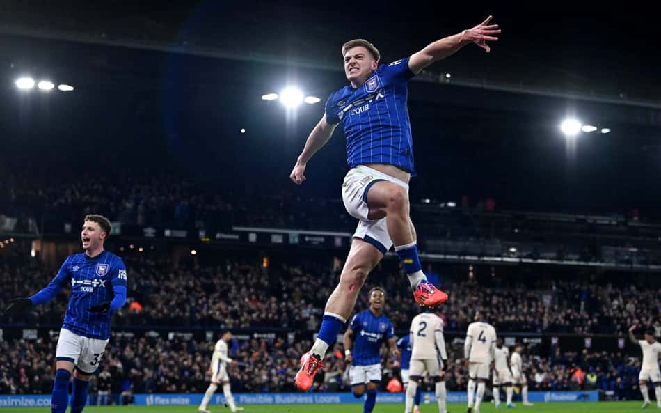 Liam Delap comemora primeiro gol do Ipswich sobre o Chelsea, pela Premier League