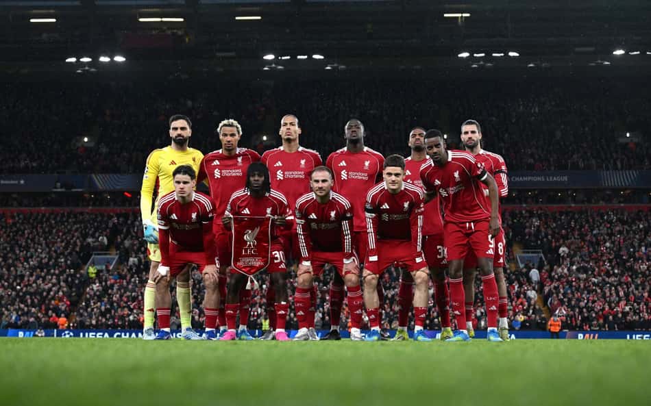 Elenco do Liverpool em foto oficial (Foto: Paul ELLIS / AFP)