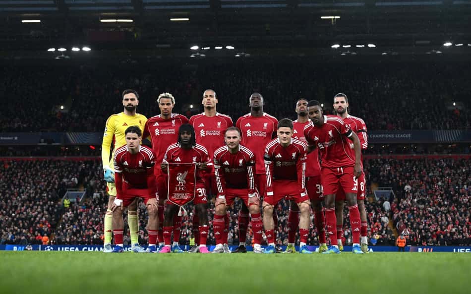 Elenco do Liverpool em foto oficial (Foto: Paul ELLIS / AFP)