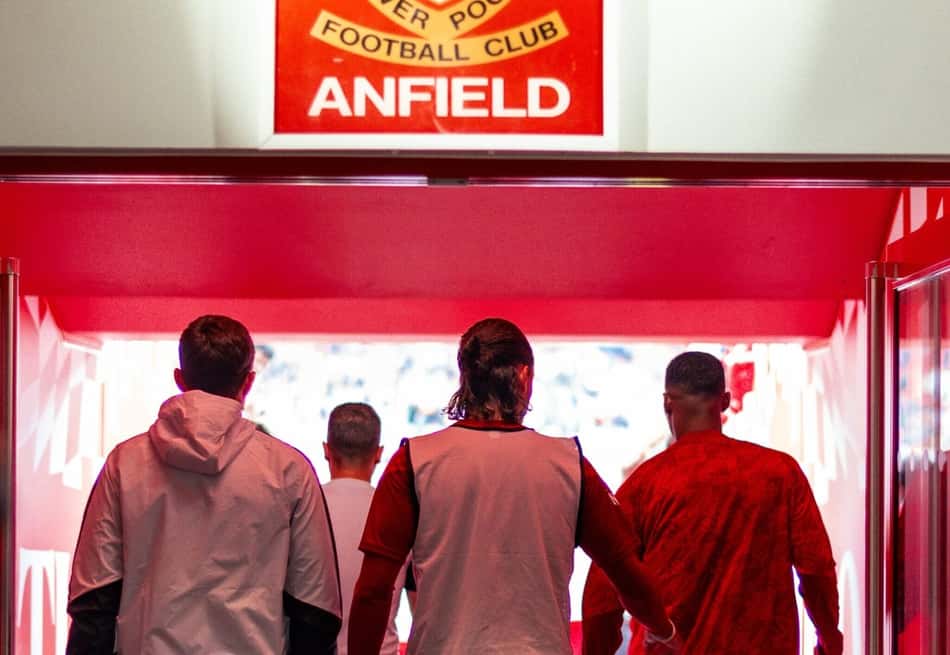 Jogadores do Liverpool saindo do vestiário para a entrada do campo