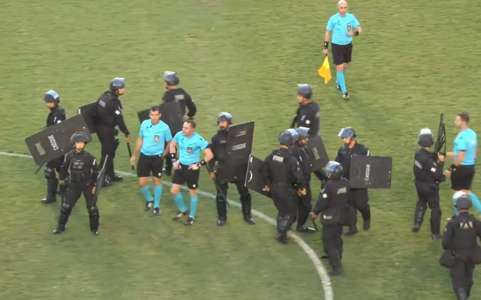 Luan Louzã, do Gama, agride rivais após expulsão em jogo da Série D