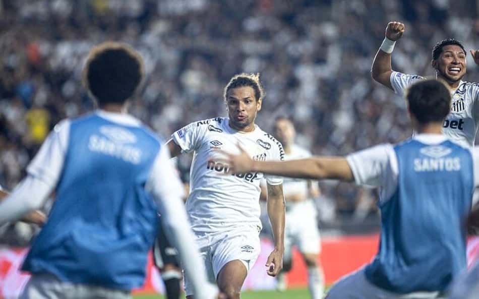 Willian Arão foi titular na zaga ao lado de Luan Peres no duelo entre o Santos e o Vasco. (Foto: Reinaldo Campos/ Santos FC)